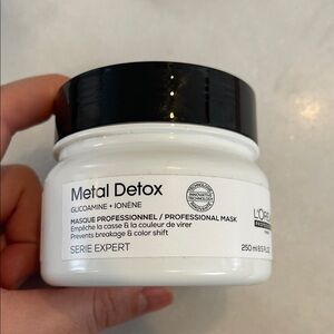 L'Oreal Metal Detox Professional Mask - White and Black